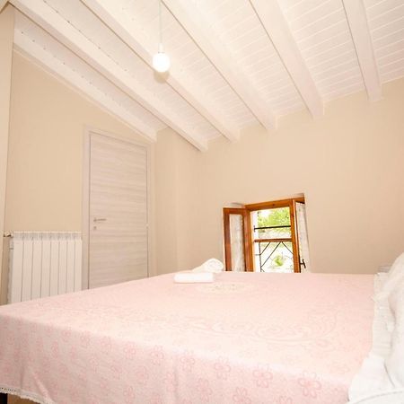 Corte Vezzola Bilocale Emma Puegnago Bagian luar foto